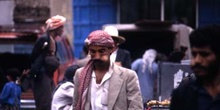 Hombres mascando hoja de qat, Yemen