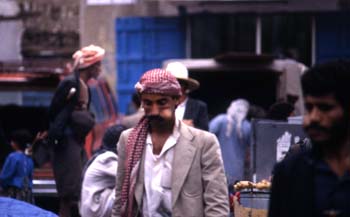 Hombres mascando hoja de qat, Yemen