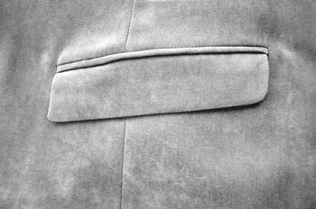 Bolsillo delantero con cartera y vivo