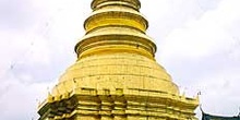 Stupa dorada con diversos anillos, Tailandia