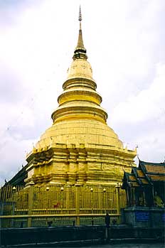 Stupa dorada con diversos anillos, Tailandia
