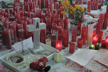 Objetos depositados en memoria de las víctimas de los Atentados