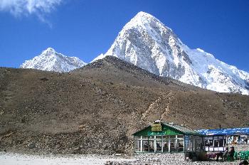 Casas en Gorak Shep con Kalapathar y Pumo ri