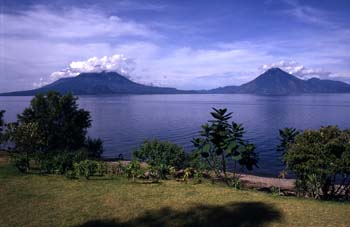 Volcanes de San Pedro y Tolimán en el lago Atitlán, Guatemala