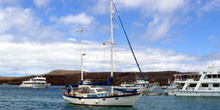 Velero en Puerto Baquerizo Moreno en la Isla San Cristóbal, Ecua