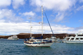 Velero en Puerto Baquerizo Moreno en la Isla San Cristóbal, Ecua