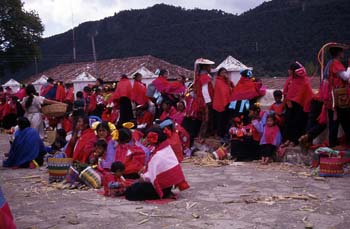 Grupo de personas en las fiestas patronales de San Lorenzo, en Z