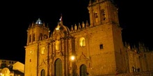 Vista nocturna de la catedral de Cuzco, Perú