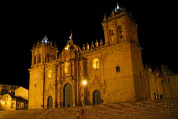 Vista nocturna de la catedral de Cuzco, Perú