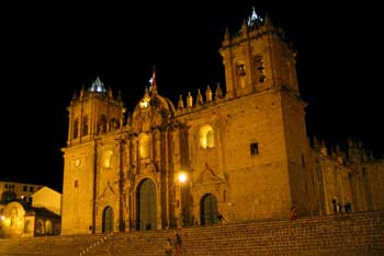 Vista nocturna de la catedral de Cuzco, Perú