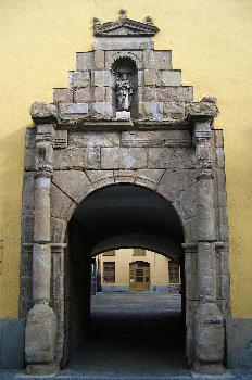 Puerta del Hospital de Sant Jaume, Olot, Garrotxa, Gerona