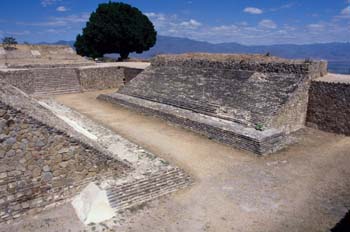 Pistas de juego de pelota del conjunto arqueológico de Monte Alb