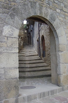 Callejuelas de acceso al templo de San Esteban, Sos del Rey Cató