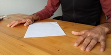 Sentarse y coger el bolígrafo correctamente 