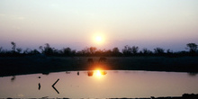 Reflejo sobre laguna al atardecer, Botswana