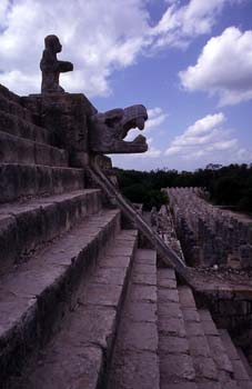 Escalinata del Templo de los Guerreros, Chichén Itzá, México