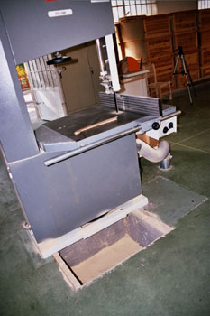 Sierra de cinta y foso de serrín