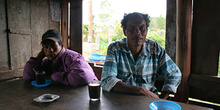 Tomando café, Batak, Sumatra, Indonesia