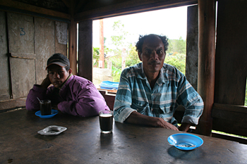 Tomando café, Batak, Sumatra, Indonesia