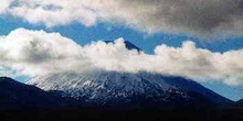 Pico del volcan Ruapehu oculto tras nube, Nueva Zelanda.