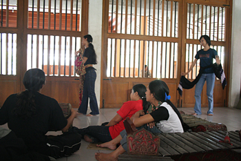 Ensayando bailes tradicionales, Instituto de Bellas Artes, Jogya