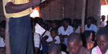 Dando clases en aldea, Matibane, Mozambique