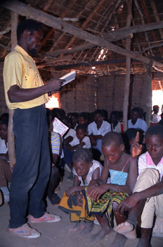 Dando clases en aldea, Matibane, Mozambique