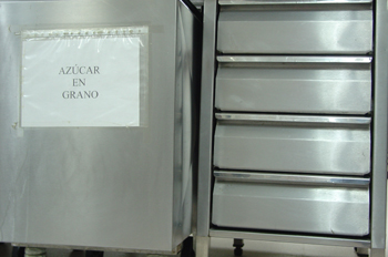 Mesa de trabajo con cajones y cubetas