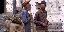 Escena callejera con dos hombres, Ladakh, India