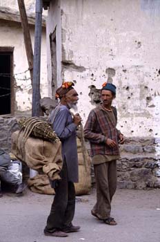 Escena callejera con dos hombres, Ladakh, India