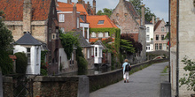 Calle típica y canal de Brujas, Bélgica