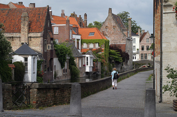 Calle típica y canal de Brujas, Bélgica