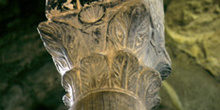 Capitel con hojas de acanto en la iglesia de Santa Cristina de L