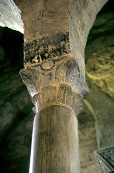 Capitel con hojas de acanto en la iglesia de Santa Cristina de L