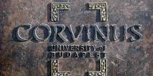 Letrero de la Universidad de Corvinus, Budapest, Hungría