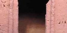 Puerta de acceso a una torre de adobe