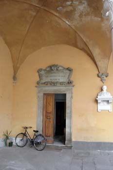 Puerta del Palazzo dell'Arcivescovado, Pisa