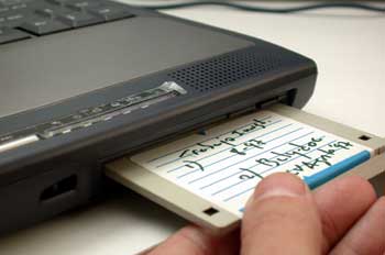 Disquetera y disquete de un ordenador portátil