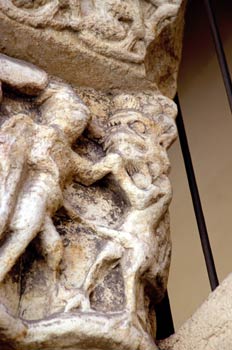 Detalle de un capitel labrado de la Iglesia de San Martín, Segov