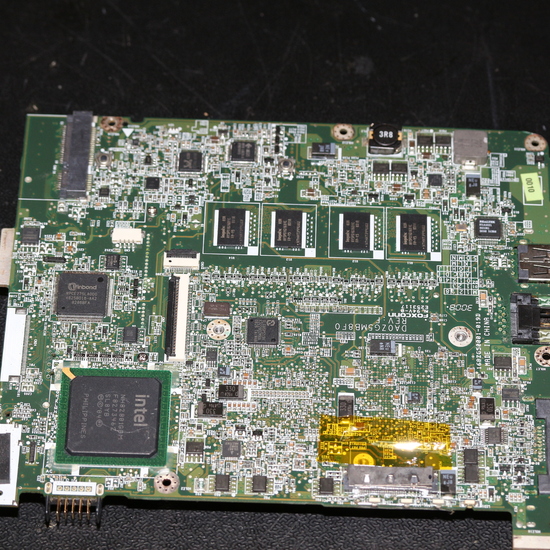 Placa base desmontada de ordenador portátil con procesador Intel ATOM