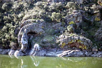 Pliegues tectónicos en la Portilla del Tiétar - Parque de Monfra