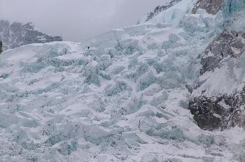 Acercamiento a la cascada de hielo del Khumbu