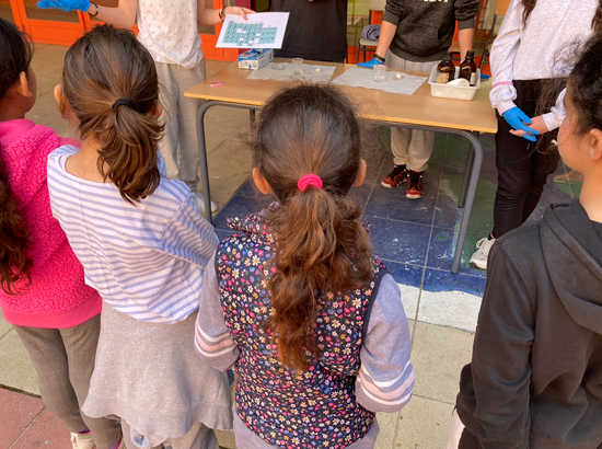 Alumnado de ESO explicando al alumnado de Ed. Primaria el fundamento químicos de varios trucos de magia del siglo XIX