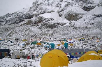 Campo base después de una nevada