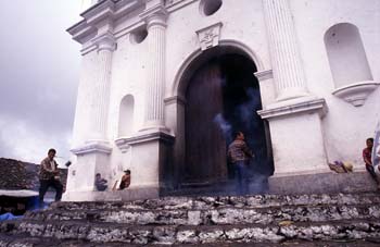 Quema de incienso en la entrada de la Iglesia de Santo Tomás en