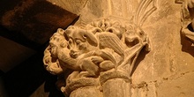 Capitel. Acceso a la Catedral de Huesca desde el claustro gótico