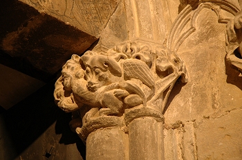 Capitel. Acceso a la Catedral de Huesca desde el claustro gótico