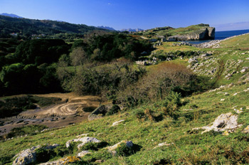 Vista del acantilado de la playa del Molín, Llanes, Principado d
