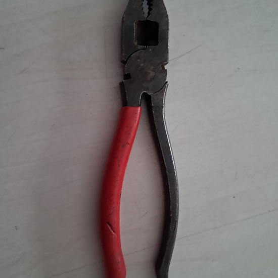 Alicate universal cerrado