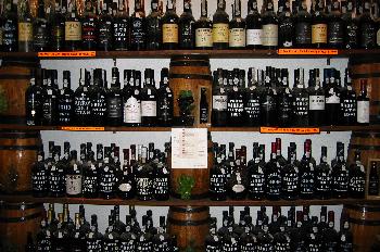 Botellas en la Casa do vinho do Porto, Alfama, Lisboa, Portugal